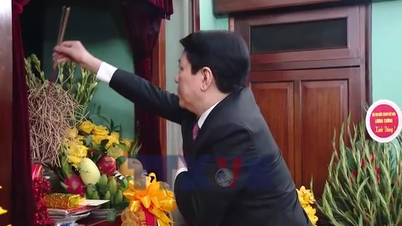 Presiden Vietnam mempersembahkan dupa untuk memperingati Presiden Ho Chi Minh.