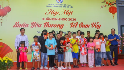 Memberikan hadiah Tet kepada anak-anak yatim piatu.