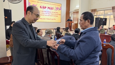 Kelurahan Tan Giang mengadakan pertemuan dan memberikan hadiah kepada sekretaris cabang Partai, ketua kelompok, dan kepala komite kerja Front Tanah Air dari kelompok-kelompok perumahan dalam rangka menyambut Tahun Baru Imlek - Surat Kabar Online Cao Bang.