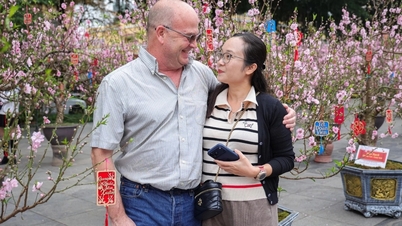 Les touristes occidentaux qui reviennent au Vietnam pour célébrer le Têt (Nouvel An lunaire vietnamien) avec leurs épouses sont subjugués par l'atmosphère printanière d'Hanoï.