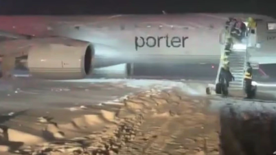 Passagierflugzeug gerät bei Wintersturm von der Landebahn ab.