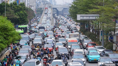 İnsanlar Tet bayramı için şehri terk ediyor ve bu durum başkentin giriş noktalarında ciddi trafik sıkışıklığına neden oluyor.