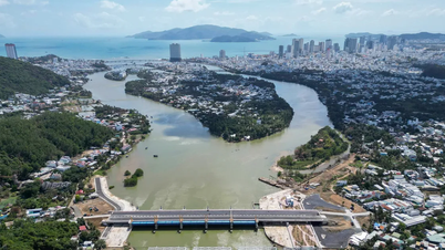 Los vehículos podrán circular por el puente de barrera contra la intrusión de agua salada sobre el río Cai en Nha Trang a partir del 13 de febrero.
