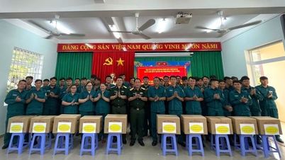 The Tan Uyen Ward Military Command presented gifts and encouraged militia members during Tet.