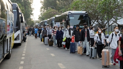 Binlerce insanı Tet bayramı için evlerine götüren "ücretsiz" otobüs seferlerinin dokunaklı öyküleri.
