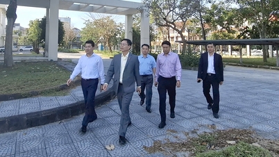 응우옌 딘 쭝 당 서기가 시내 건설 현장과 관공서를 시찰하고 있다.