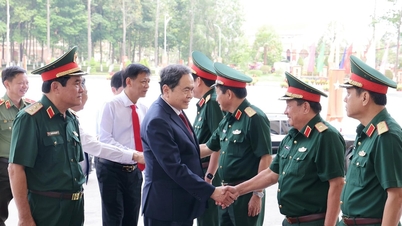 Chủ tịch Quốc hội Trần Thanh Mẫn thăm, tặng quà Đảng ủy – Bộ Tư lệnh Quân khu 9