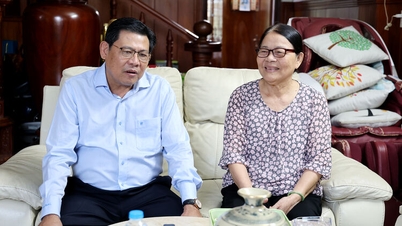 Wakil Ketua Komite Rakyat Provinsi An Giang, Ngo Cong Thuc, mengunjungi dan menyampaikan ucapan selamat tahun baru kepada mantan Wakil Ketua Komite Rakyat Provinsi An Giang, Pham Kim Yen.