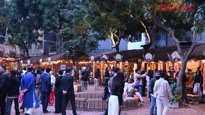 Gedung Sastra Universitas Nasional akan tetap buka selama liburan Tet, dengan area parkir yang disiapkan untuk melayani Festival Kaligrafi Musim Semi.