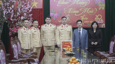 ថ្នាក់ដឹកនាំសង្កាត់គីឡៅចុះសួរសុខទុក្ខ និងជូនពរឆ្នាំថ្មីដល់អង្គភាពនានាក្នុងតំបន់។