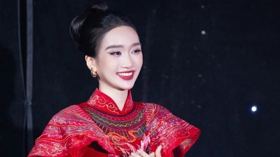 Bayan Duong Tra Giang, ejderhalar ve anka kuşlarından ilham alan Tet ao dai (geleneksel Vietnam elbisesi) içinde göz kamaştırıcı görünüyor.