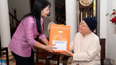 Biträdande sekreterare för provinsiella partikommittén Tran Thi Thanh Huong besöker och framför nyårshälsningar till den tidigare ordföranden för Vietnams fosterlandsfrontskommitté i provinsen An Giang.