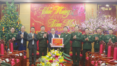 A Quang Ninh Tartományi Pártbizottság titkára látogatást tesz és újévi jókívánságot küld a Tartományi Katonai Parancsnokság tisztjeihez és katonáihoz.