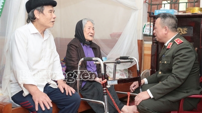 İl Emniyet Müdürü Yoldaş Tran Xuan Anh, Tien Hoa beldesini ziyaret ederek Tet hediyeleri takdim etti.