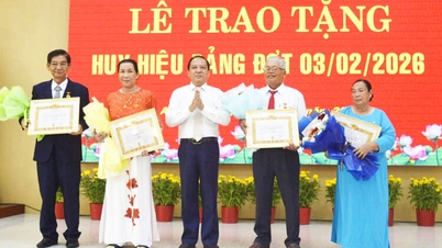 A comuna de An Minh entrega distintivos do Partido e realiza uma reunião para celebrar o Partido e o Ano Novo Lunar.