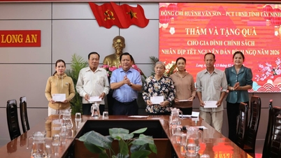 លោក ហ្វិញ វ៉ាន់សឺន អនុប្រធានគណៈកម្មាធិការប្រជាជនខេត្ត ប្រគល់អំណោយដល់គ្រួសារដែលមានសិទ្ធិទទួលបានគោលនយោបាយអនុគ្រោះនៅក្នុងសង្កាត់ឡុងអាន និងសង្កាត់តឹនអាន។