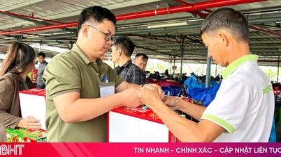 បន្ទាប់ពីបញ្ចប់វេនរបស់ពួកគេ កម្មករមានការរំភើបចិត្តយ៉ាងខ្លាំងដែលបានឃើញអំណោយបុណ្យតេតត្រូវបានវេចខ្ចប់រួចហើយនៅលើយានយន្តរបស់ពួកគេ។