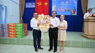 Compania de construcții, comerț și producție Nam Thanh Ninh Thuan a distribuit 700 de cadouri de Tet (Anul Nou Lunar) lucrătorilor săi.