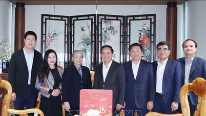 중앙선전대대동원부 부장 찐반꾸옛이 저명한 지식인 가족들을 방문하여 새해 인사를 전했다.
