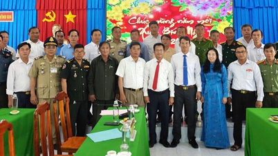 Delegasi dari distrik Kirivong mengunjungi dan menyampaikan ucapan selamat tahun baru kepada Komite Partai, pemerintah, dan masyarakat komune Vinh Gia.