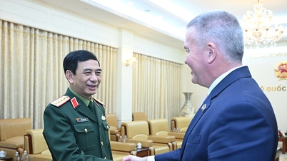 El general Phan Van Giang recibe al secretario de Estado adjunto de EE.UU.