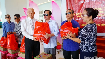 អំណោយបុណ្យតេតចំនួន ៦៩០ ត្រូវបានចែកចាយដល់ជនពិការភ្នែក ជនរងគ្រោះដោយសារធាតុពុលពណ៌ទឹកក្រូច និងជនពិការ។