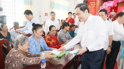 O presidente da Assembleia Nacional, Tran Thanh Man, estende seus votos de Ano Novo às famílias que recebem tratamento preferencial em Can Tho.