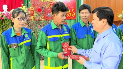 Vicepreședintele permanent al Comitetului Popular Provincial, Nguyen Tuan Thanh, vizitează și oferă cadouri Societății pe Acțiuni de Mediu Binh Dinh.