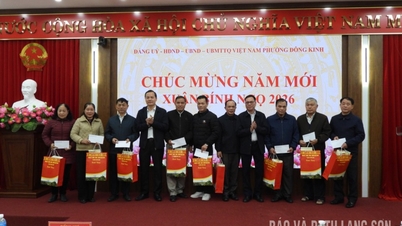 Überreichen von Geschenken an Haushalte, die vom Schnellstraßenprojekt Huu Nghi - Chi Lang Grenzübergang betroffen sind, und Treffen mit Nachbarschaftsvorstehern anlässlich des chinesischen Neujahrsfestes des Pferdes.