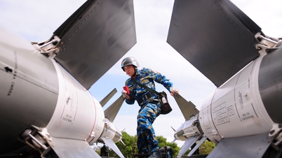 Detailní pohled na raketovou baterii umístěnou v pohotovosti, která střeží oblohu poblíž Tetu (lunárního Nového roku) u pobřeží Da Nangu.