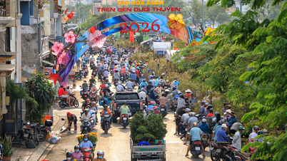 Dans les rues d'Hô Chi Minh-Ville, le dernier jour ouvrable avant les vacances du Têt : les gens « font vivre le Têt à la maison ».