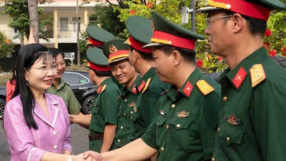 Zastępca sekretarza Komitetu Partii Prowincjonalnej An Giang, Tran Thi Thanh Huong, odwiedził i dodał otuchy oficerom i żołnierzom Dowództwa Obrony Strefy 2 - Long Xuyen.