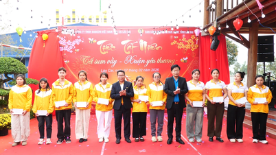 Bringing Tet (Lunar New Year) to union members and workers.