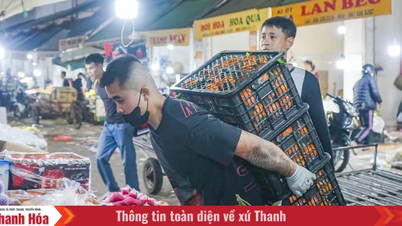 យប់មួយនៅផ្សារលក់ដុំធំជាងគេនៅខេត្តថាញ់ហ័រ នៅមុនថ្ងៃចូលឆ្នាំថ្មី។