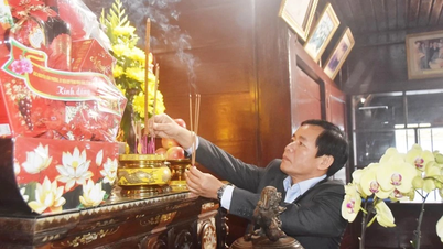 Le secrétaire du comité provincial du Parti de Quang Tri a offert de l'encens en commémoration et en remerciement au secrétaire général Le Duẩn.