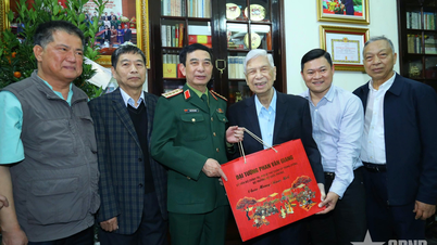 General Phan Van Giang, eski Parti, Devlet ve Ordu liderlerine minnettarlığını ifade etti.