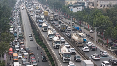 Dworzec autobusowy w Hanoi jest przepełniony ludźmi, a droga nr 3 jest całkowicie zablokowana.