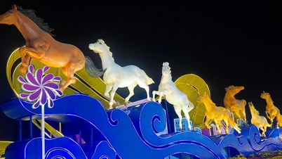 People crowded to watch the "galloping horses" parade at the flower street in Dong Thap province.