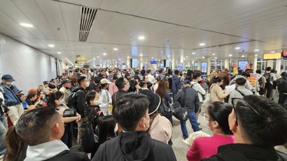 Los pasajeros pasan la noche en el aeropuerto de Tan Son Nhat mientras se acerca el Tet.