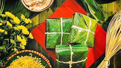 Generasi muda menemukan kembali 'semangat Tet' melalui pembuatan banh chung (kue beras tradisional Vietnam).