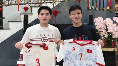 Dinh Bac memberikan hadiah Tet kepada Que Ngoc Hai, Van Hau merayakan Tahun Baru dengan meriah.
