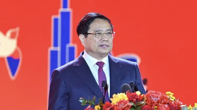 춥고 비 오는 날씨에도 불구하고 봄 축제에는 50만 명이 넘는 방문객이 몰렸습니다.