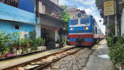 The Hanoi - Hai Phong train line adds more carriages to serve the peak Tet holiday season.