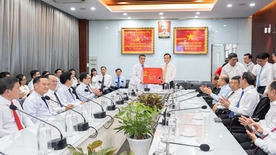 Der Parteisekretär von Ho-Chi-Minh-Stadt, Tran Luu Quang, besucht Ärzte und Krankenschwestern und überbringt ihnen Neujahrsgrüße.