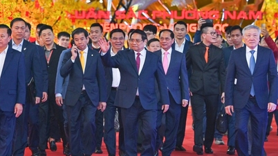 Foto: El primer ministro Pham Minh Chinh asiste a la ceremonia de clausura de la primera Feria de Primavera de 2026.