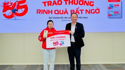 ក្រុមហ៊ុន Viettel Dak Lak ប្រគល់រង្វាន់សម្រាប់កម្មវិធី "Surf 5G និងឈ្នះអំណោយដ៏គួរឱ្យភ្ញាក់ផ្អើល"។