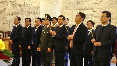 The provincial delegation offered incense to pay tribute to President Ho Chi Minh and the heroic martyrs.