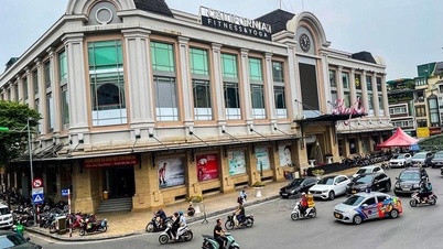 Hanoi: Barriers and traffic adjustments implemented in the Hang Da Market area and Phung Hung Street.