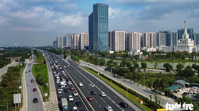 Vehicles piled up in droves at the gateways to Hanoi on the morning of the 27th day of the 12th lunar month, with the eastern gateway completely gridlocked.