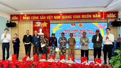 O Departamento de Finanças de Khanh Hoa entregou 32 presentes de Tet na comuna de Van Thang.